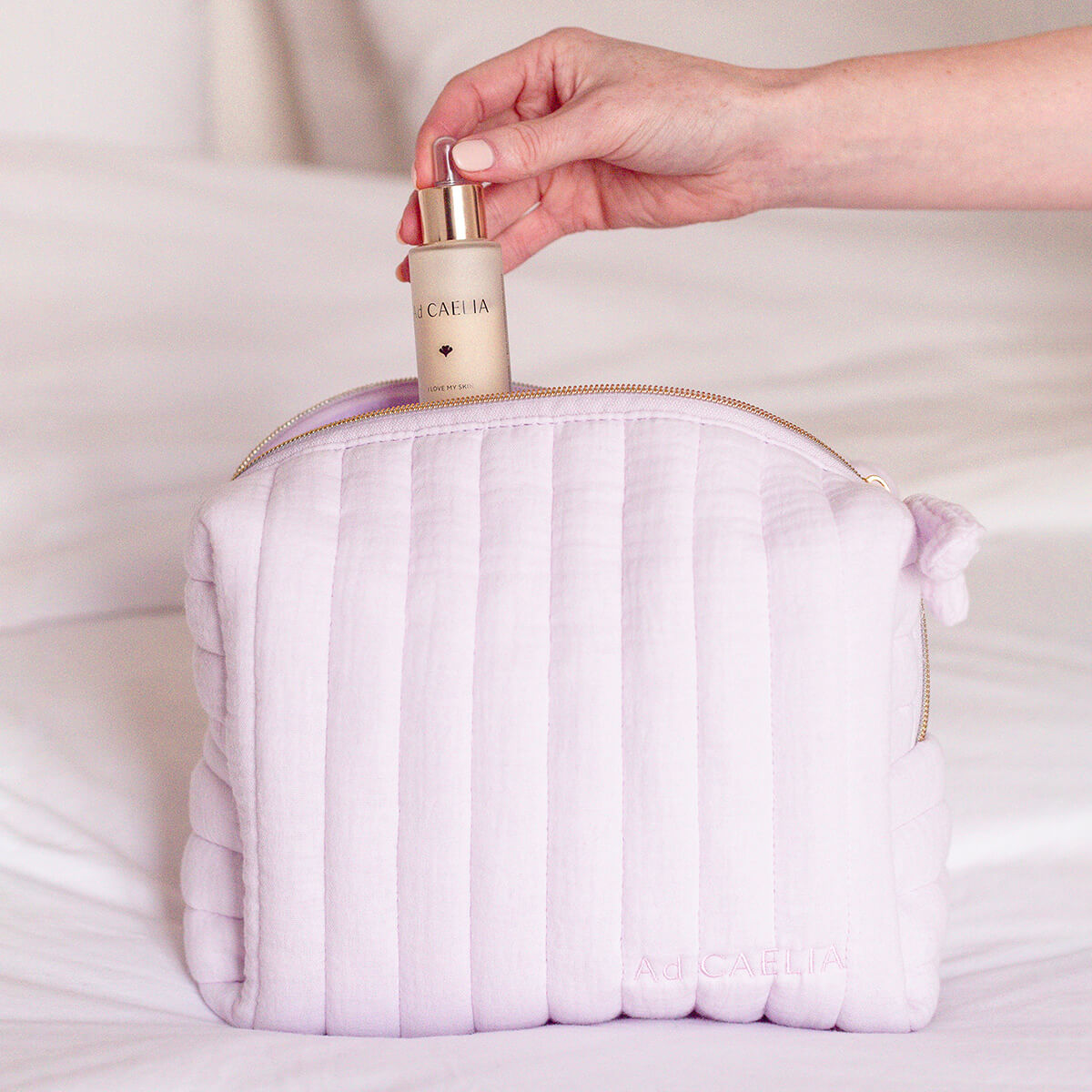 Ad_CAELIA_Trousse_Maxi_Size