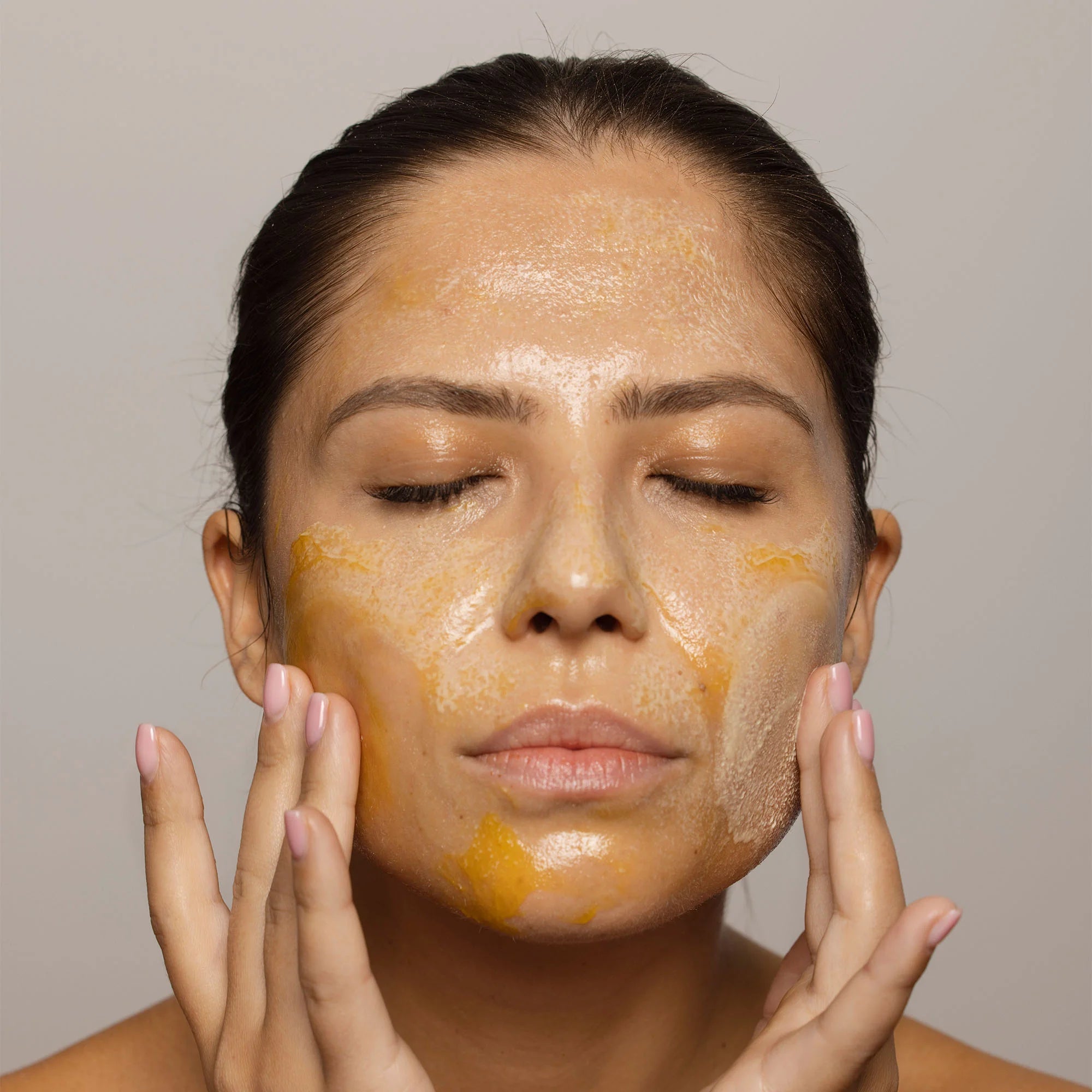 Application du baume démaquillant visage douceur divine sur le visage