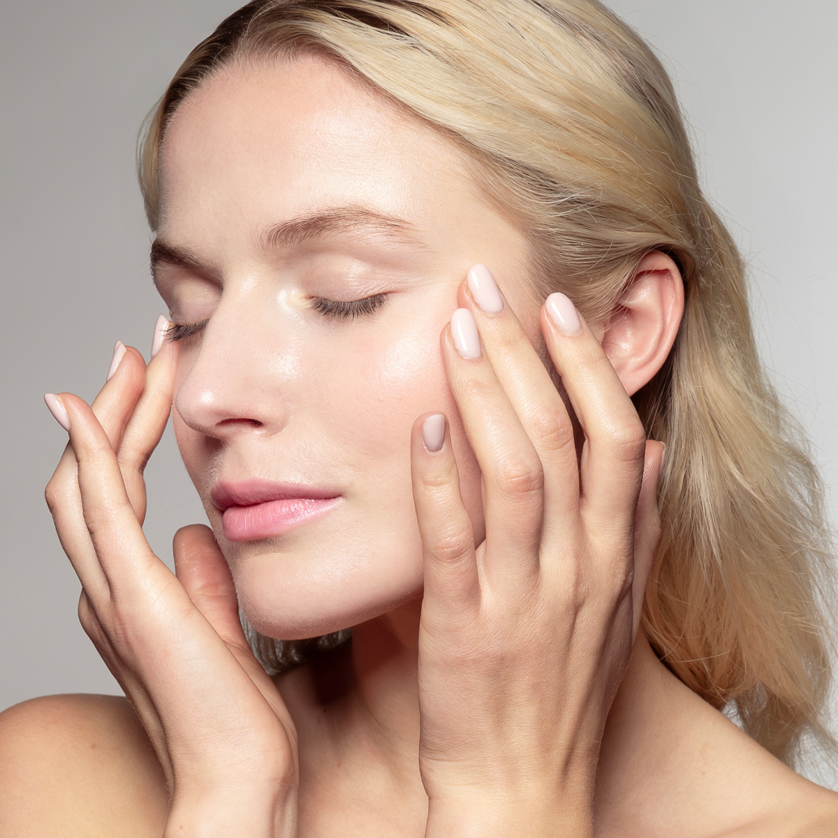 Application du soin Detox Boost sur le visage Ad CAELIA