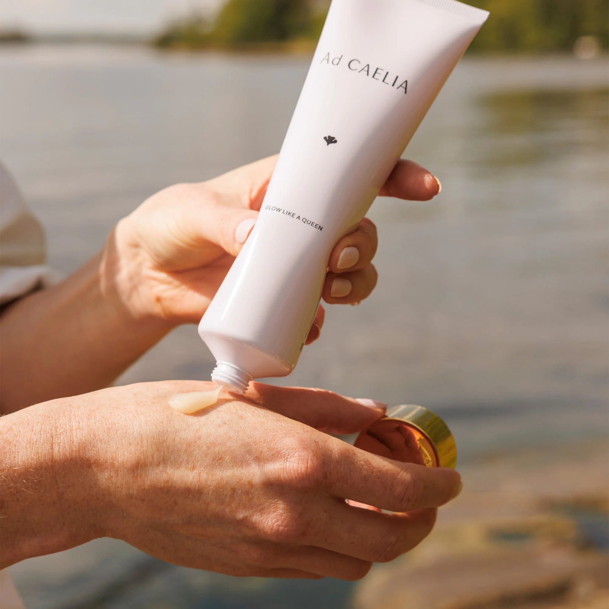 Application du gel nettoyant visage éclat 2-en-1 sur le visage