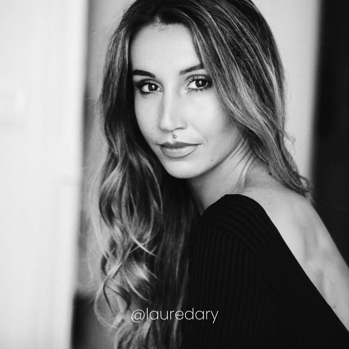 Portrait noir et blanc de Laure d'Ary, fondatrice Ad CAELIA
