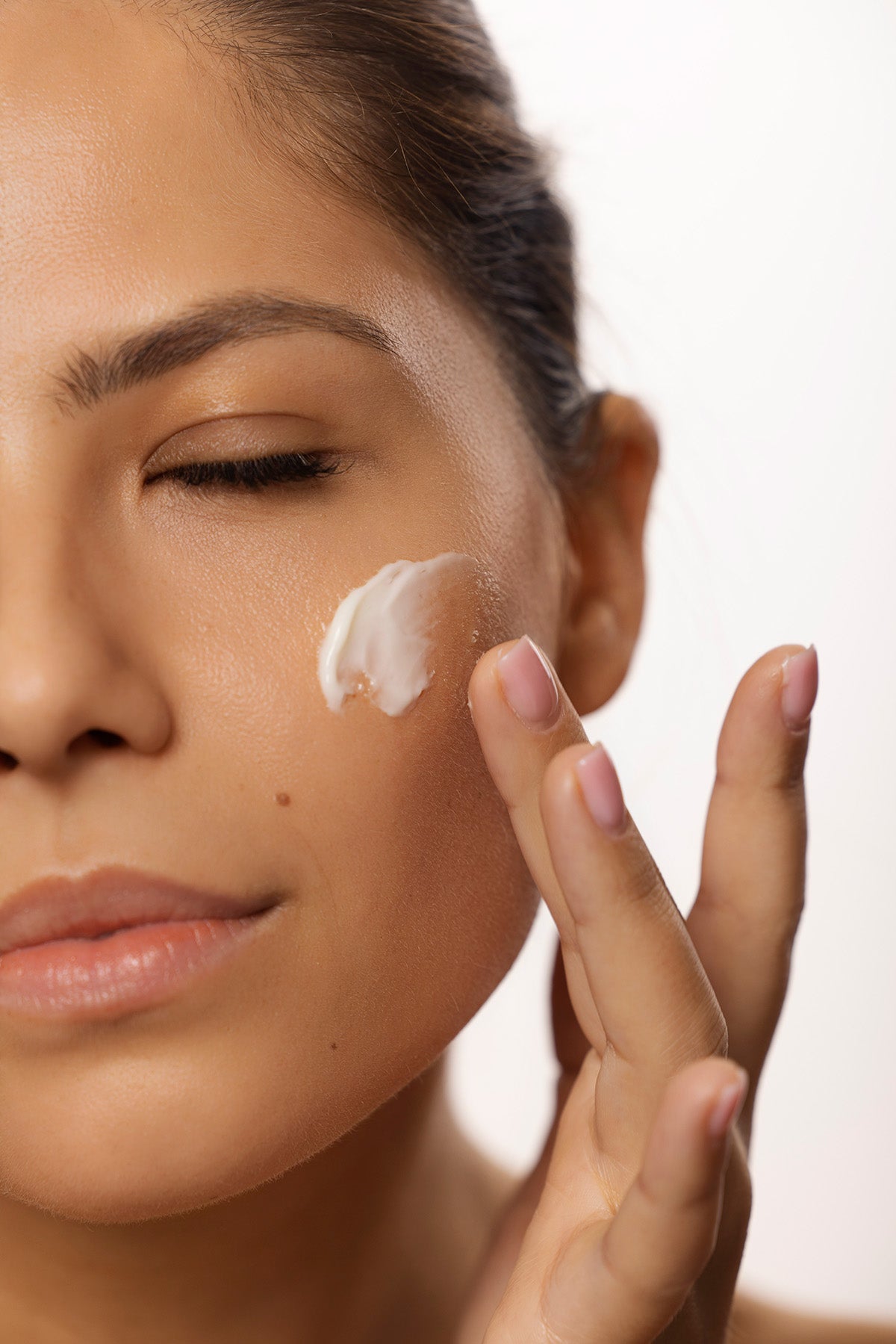 Modèle appliquant la crème de texture Ad CAELIA