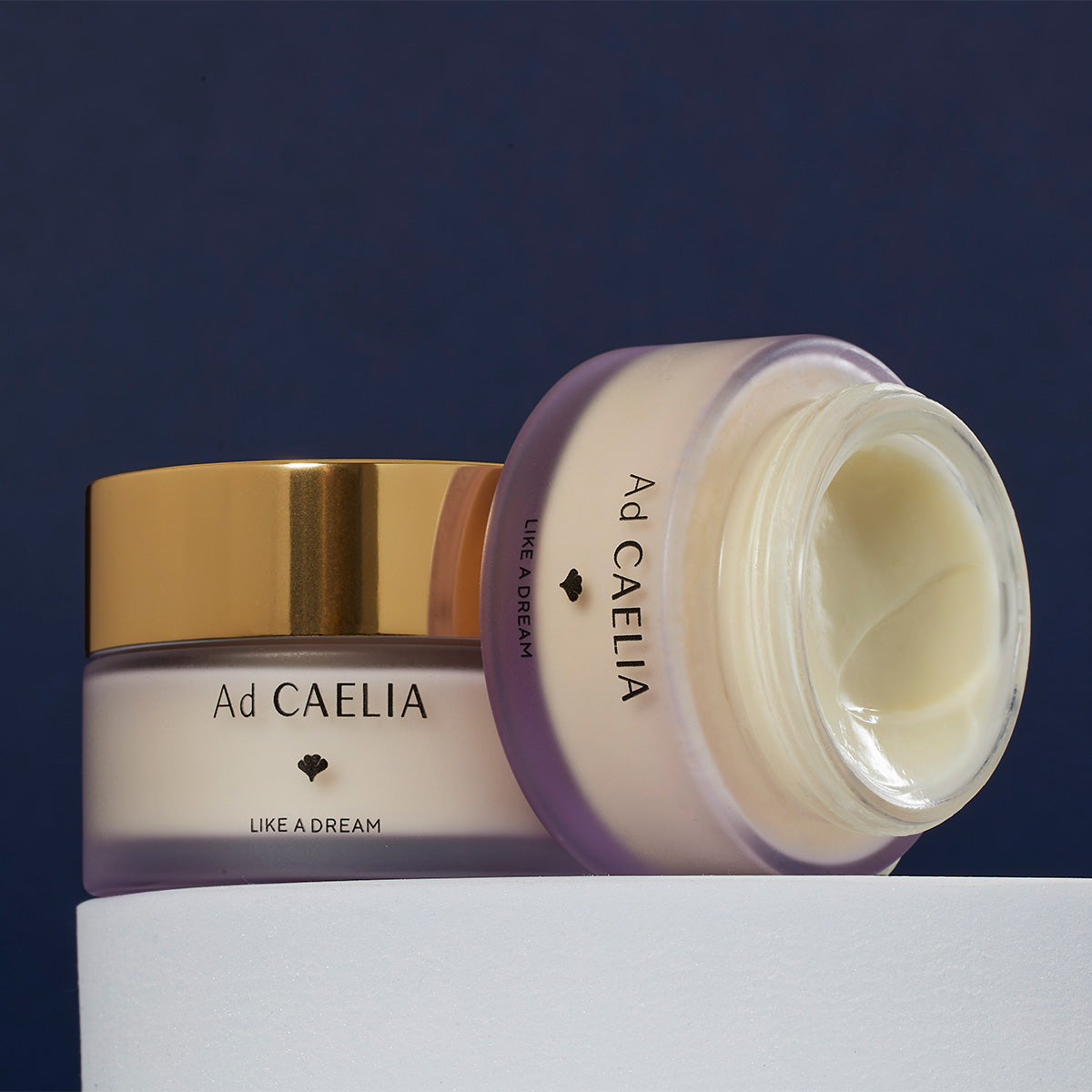 Pot de crème Ad CAELIA et aperçu de sa texture sur fond sombre
