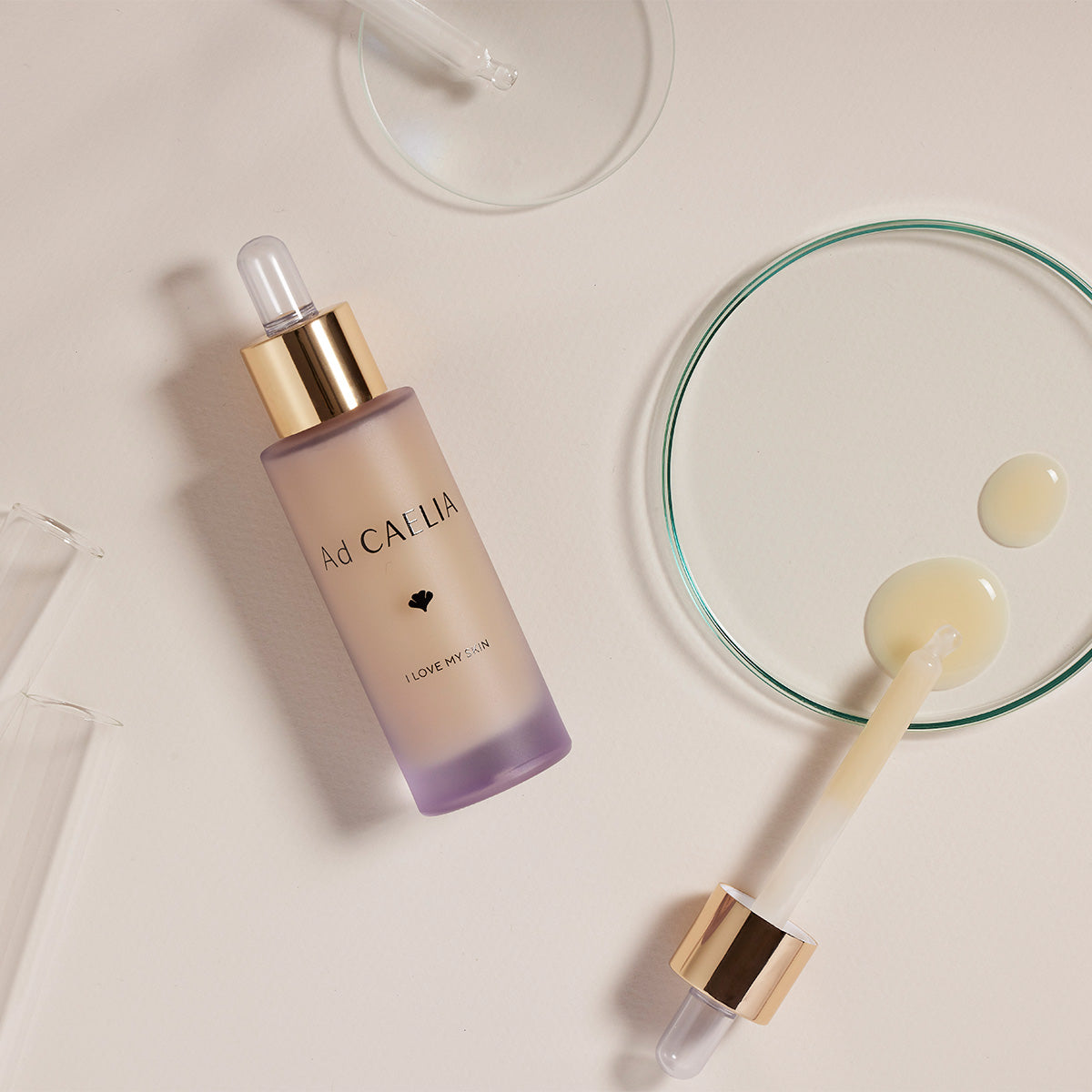 Flacon de sérum Ad CAELIA et pipette présentés avec du matériel de laboratoire