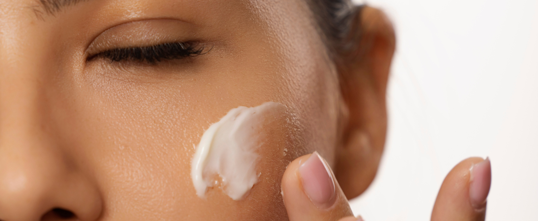 Hydrater ou nourrir la peau : le guide complet pour un éclat optimal