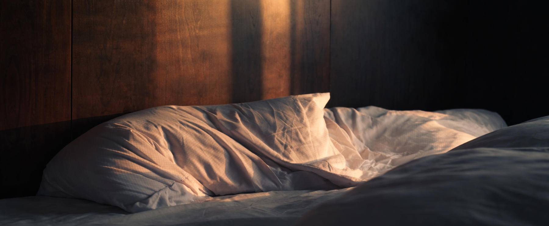 Sommeil et peau : pourquoi la nuit est essentielle à la régénération cutanée et comment créer un rituel du soir efficace