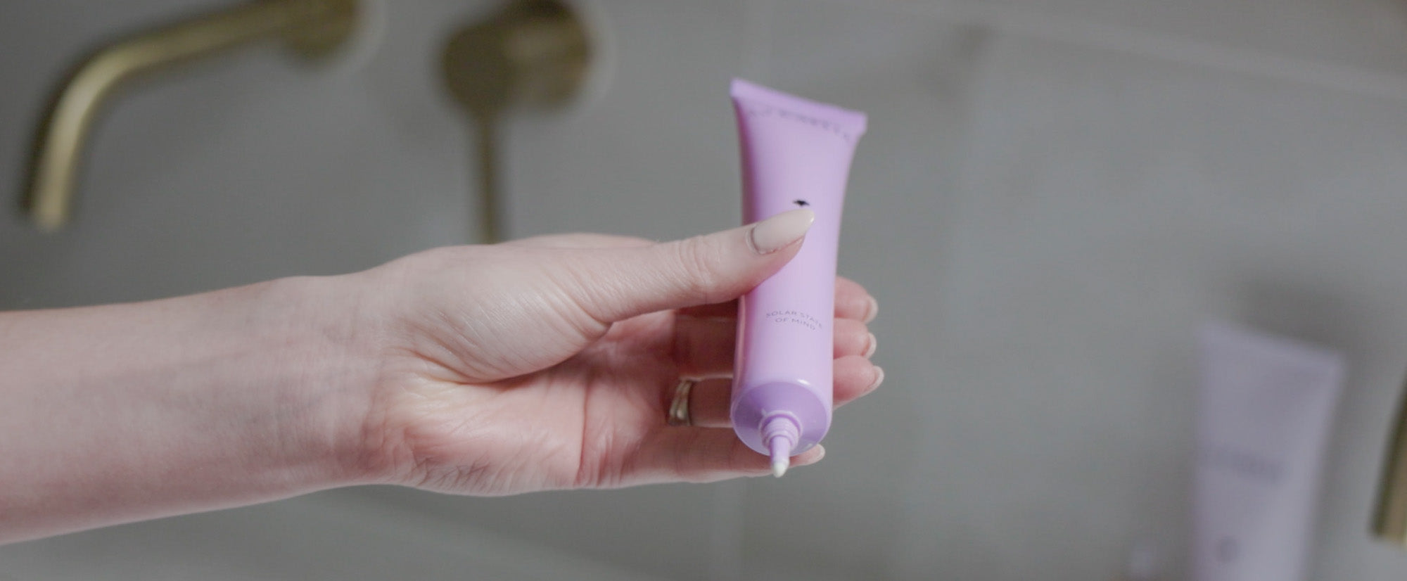 Vidéo tutoriel - Utilisation du Soin solaire Défense Cellulaire SPF 50