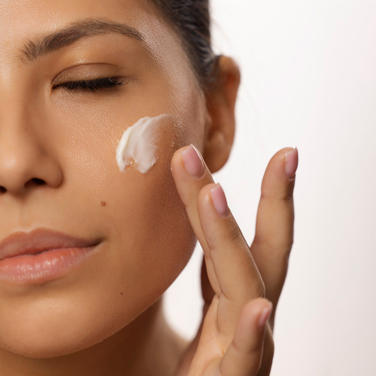 Application d'une crème hydratante sur le visage pour une peau douce - Ad CAELIA