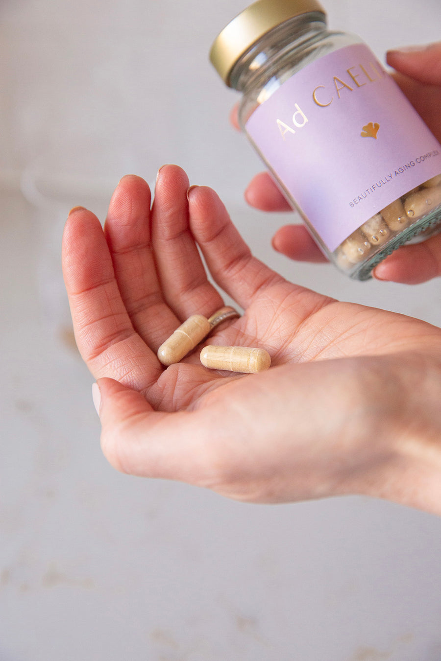 Packshot des gélules du complément alimentaire anti-âge Ad CAELIA