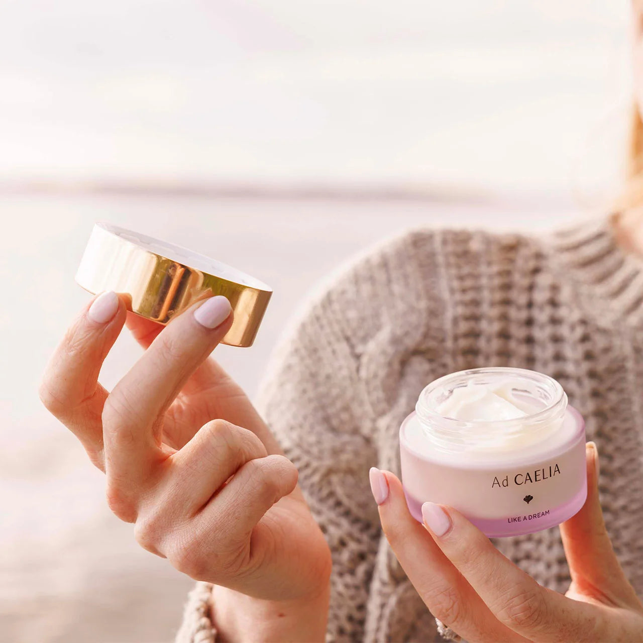 Application du crème visage hydratante et lissante sur le visage