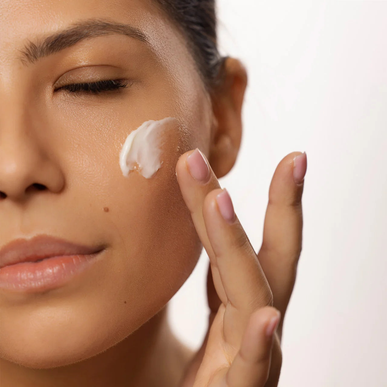 Application de la crème visage lissante ultra hydratante sur le visage