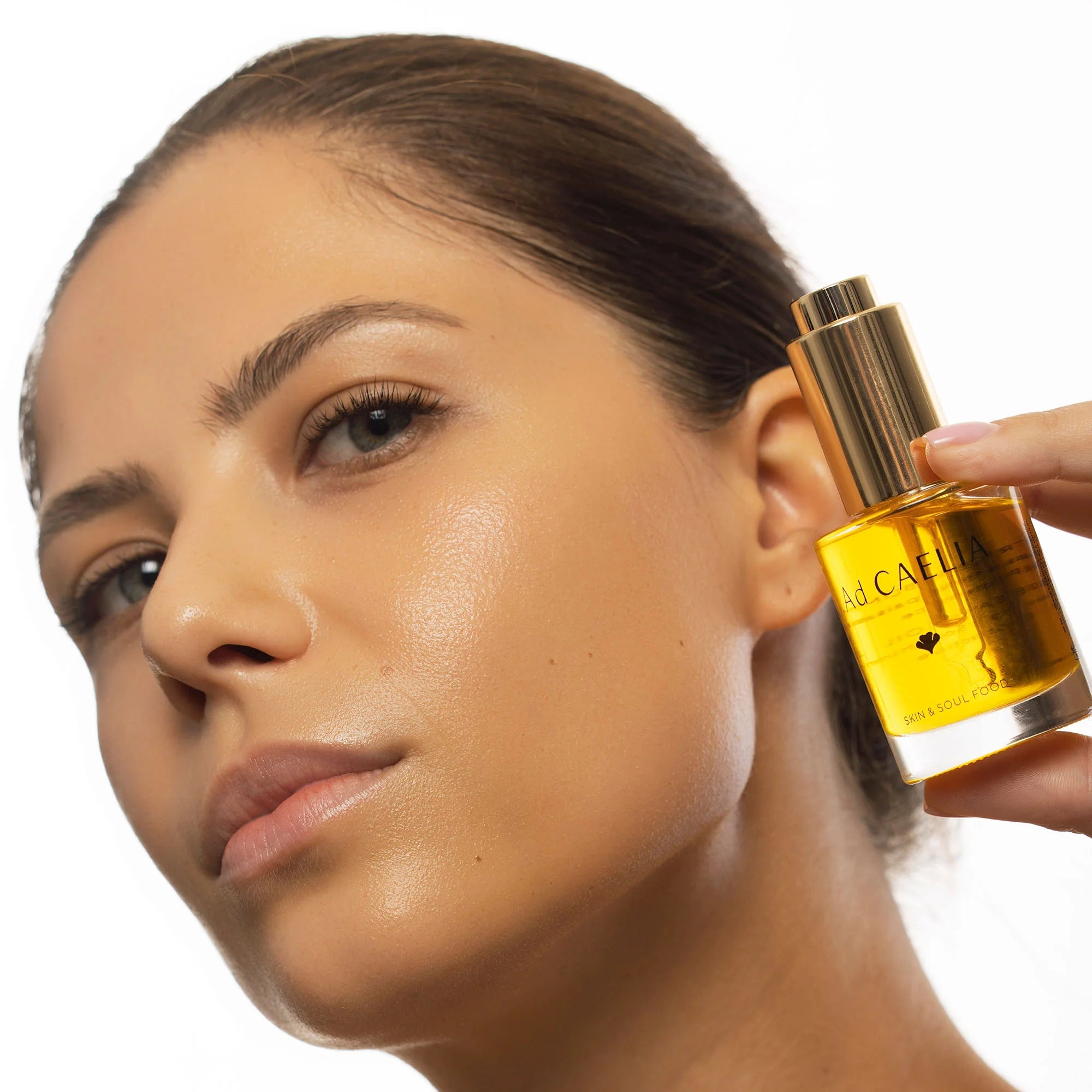 Application du huile visage régénératrice anti-rides sur le visage