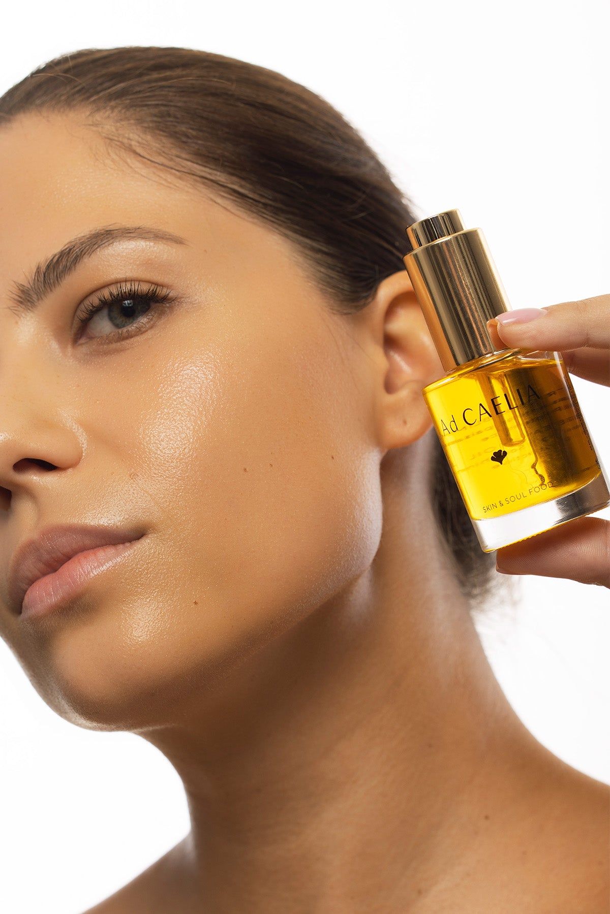 Modèle présentant l'huile pour le visage Ad CAELIA