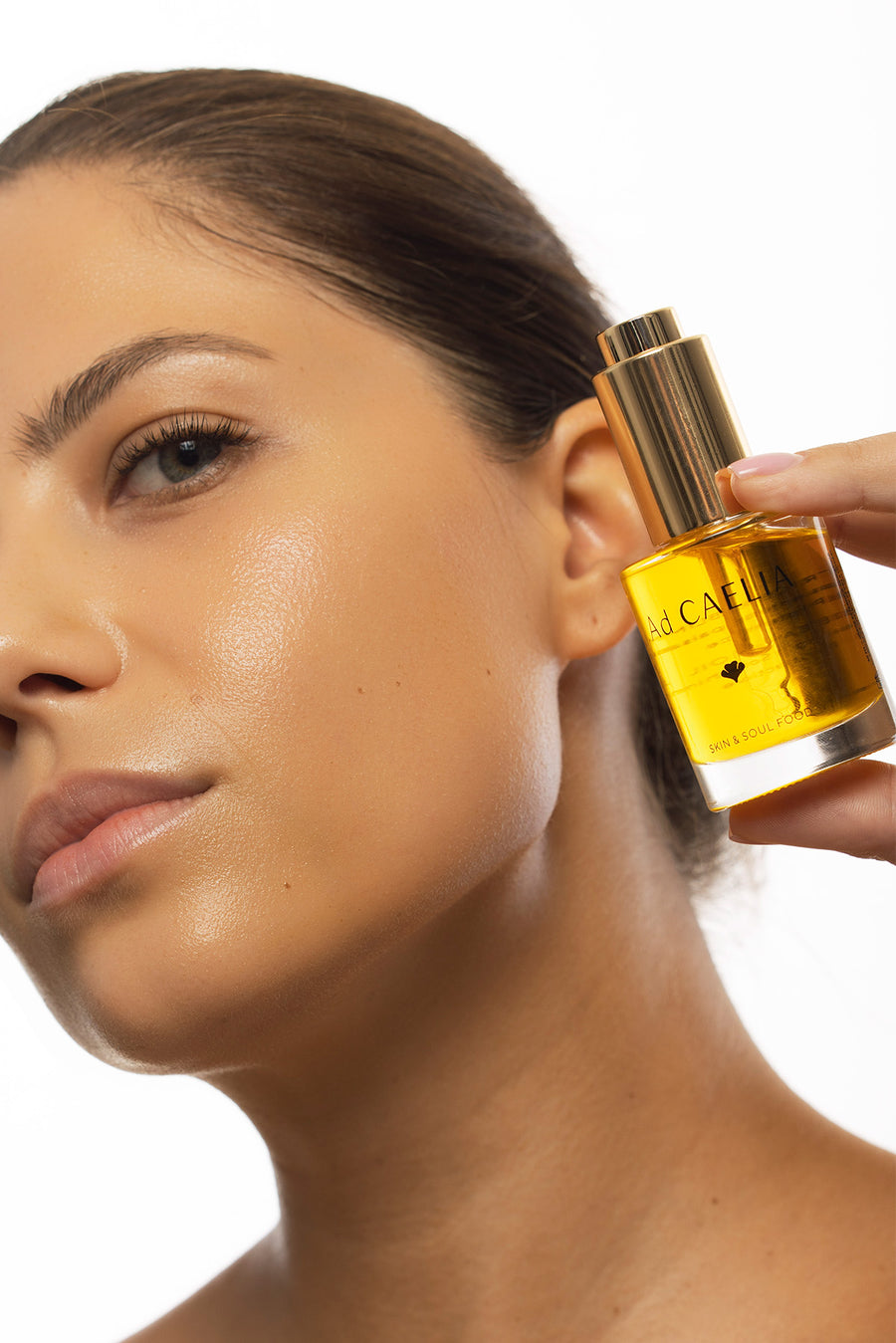 Modèle présentant l'huile pour le visage Ad CAELIA