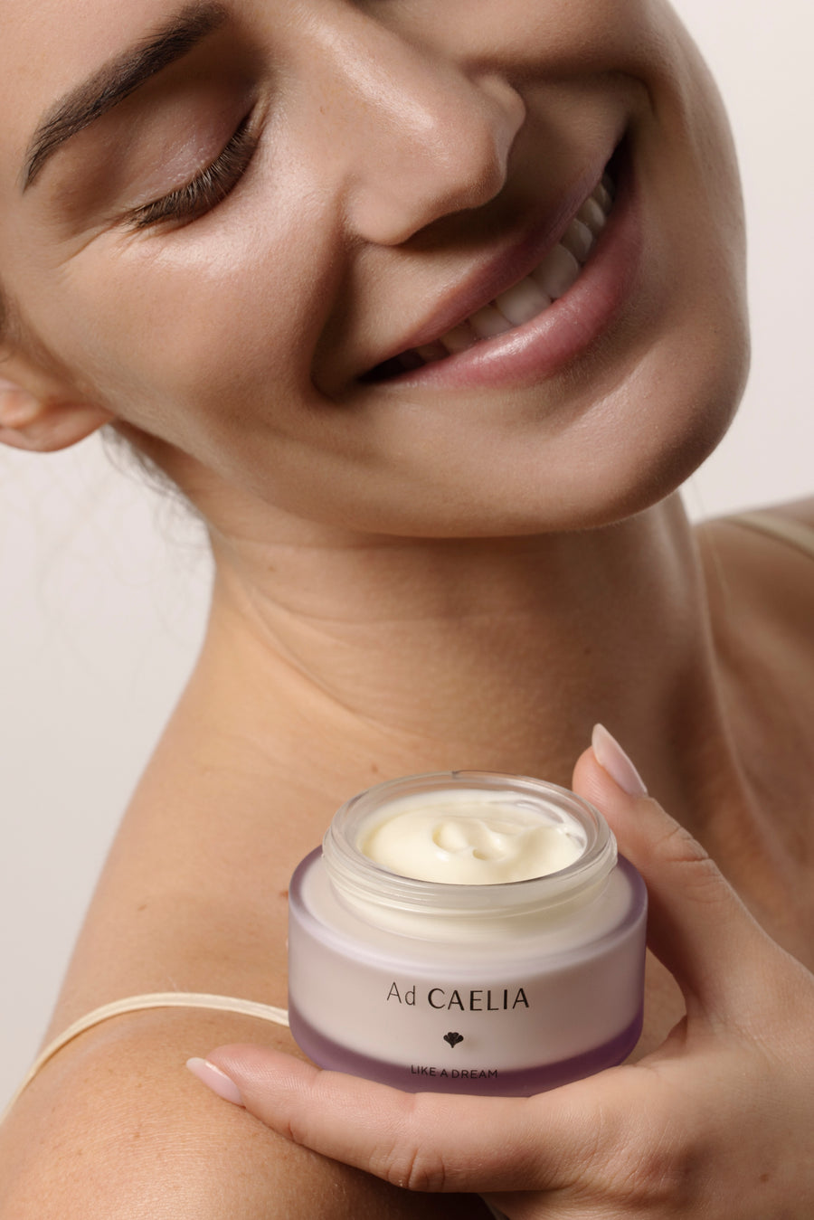 Utilisation de la crème hydratante et anti-âge Ad CAELIA pour le soin de la peau et la régénération cellulaire.