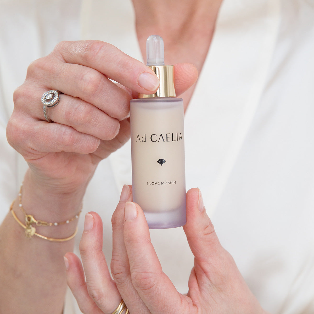 Application du sérum nouveau packaging Ad CAELIA sur la main